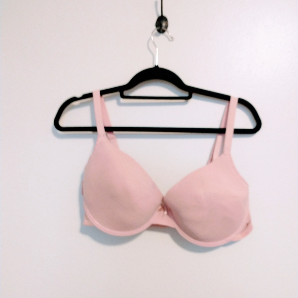 adrienne vittadini bra size 40D. Texture ribbed front and pastel pink color.  Ha